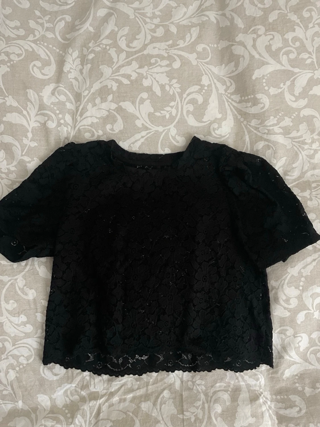 Svart spetsblus med blommönster - 1