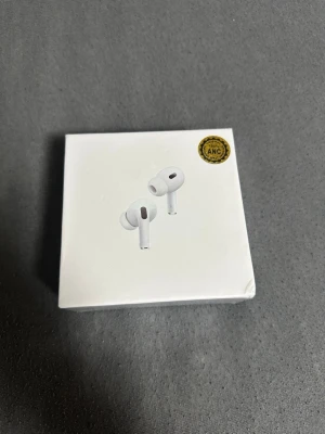 Vita trådlösa hörlurar med ANC - Säljer ett par vita trådlösa hörlurar (2nd generation) med aktiv brusreducering och magnetiskt laddningsetui (USB-C). Snygg och kompakt design, perfekt för musik och samtal på språng. Laddningsetui och hörlurar i matchande vit plast. Väldigt bra ljud! De är även helt nya!!