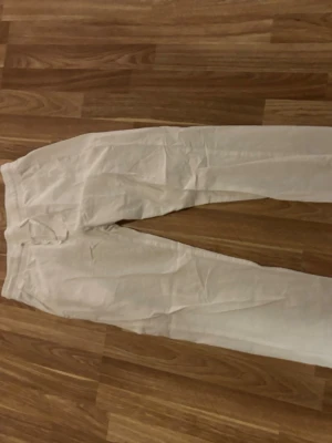 Vita linnebyxor med rak passform - Säljer ett par vita linnebyxor med rak passform från Jack Jones.