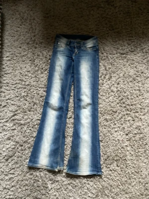 Bootcut jeans  - Jeans från cheap monday Storlek: 24/30 Defekter: Lite slitna längst ner (se bild) Kolla gärna min profil där ni kan hitta massa fint💗😊