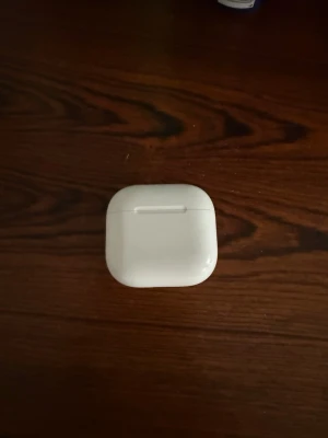 AirPods 4 - AirPods gen 4. Säljes då de ej används längre men fungerar som de ska. Köpta för cirka 1600kr för något år sedan och priset är endast pga att jag vill bli av med de. Kan förhandlas vid snabb affär