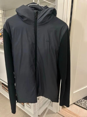 JLindeberg jacka - JLindeberg cardigan riktigt bra skick vid frågor eller funderingar kom PM😁