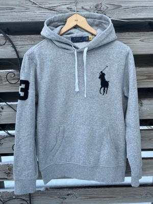 HELT NY! Grå Ralph Lauren Big Pony Hoodie  - Helt sjuk Big Pony Hoodie från Ralph Lauren🔥 Otroligt fynd, helt ny. Storlek S. Jättemiuk och skön. Aldrig använd, aldrig tvättad. Produceras inte sedan 7 år tillbaka! Hör gärna av er vid funderingar🙌🏻 