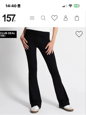 Svarta bootcut leggings från 157 - Svarta yoga pants. Stretchigt material som sitter skönt. Säljer för har typ 10 par 🥰