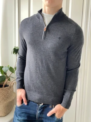 Morris tröja half zip  - Morris tröja half zip 100% merino wool, sjukt schysst. Inga defekter! Modellen i bilderna är 180 cm 75 kg och bär Storlek M , Kom med frågor! 🌟 (Kan gå ned i pris vid köp av paket 😉) 