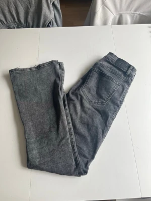 Jeans från Gina  - Jättefina midwaist bootcut jeans i storlek 38. Sparsamt använda så fortfarande i bra skick, förutom nere vid slutet på byxorna. Annars jättefina 🩶