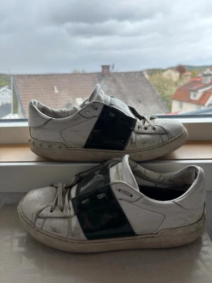 Valentino Garvani🍀 - Tja, säljer nu mina valentinos i en sällsynt grön färg🌴Det gröna strecket som är på skorna är lite glansiga, skorna är i storlek 40 men passar 41. Skicket är inte det bästa då det varit med om mycket, det e mycket bös på skorna då det är enkelt att bara tvätta bort det men under skon är de i sämre skick som du ser på bilden. Ber om ursäkt för kamerans kvalité, haft lite problem med det innan📸skriv för mer bilder🙌. Priset är absolut diskutertbart så därför läggs de ut för 1099kr.Skriv vid frågor📩