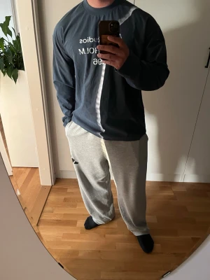 Marinblå långärmad Acne Studios  - Snygg blå långärmad  från Acne Studios med tryck 'Acne Studios STOCKHOLM 1996' på bröstet. Tillverkad i mjuk bomull och har en klassisk rund halsringning. Perfekt för en clean och avslappnad stil.