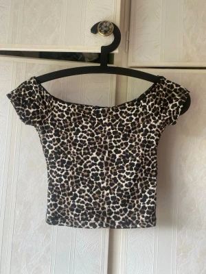 Leopard topp! - Snygg topp från new yorker i storlek xs! Nästan aldrig använd! Pris går att diskuteras vid snabb affär💞💞