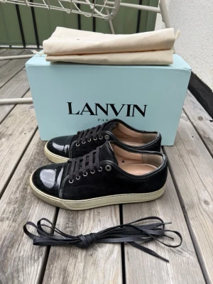 Lanvin - Snygga svarta skor från Lanvin | storlek 6 eu 40 passar mer 41-42 innermått 27cm | väldigt fräscha | liten defekt på tån | allt i bilden ingår | pris går att diskutera |