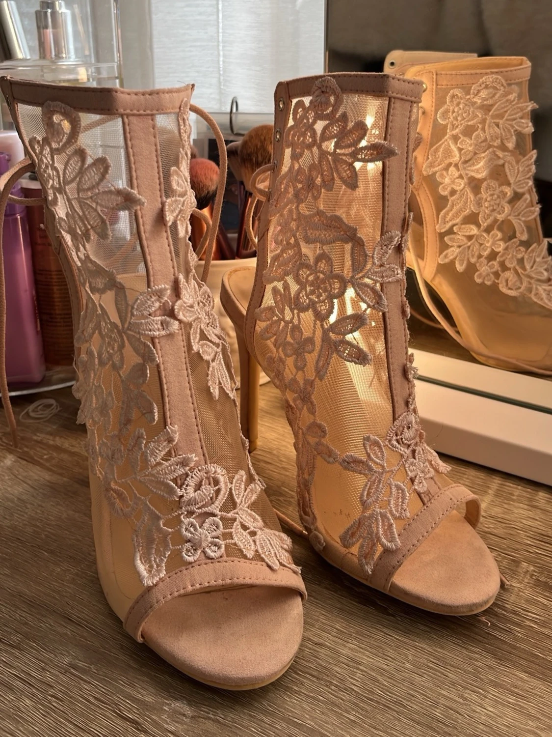 Beiga spetsiga pumps med blommönster