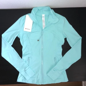 Lululemon zip-up jacka 🩵 - Helt ny med tags, aldrig använd. Superfin ljusblå färg och skönt stretchigt material. Perfekt till gym, promenader eller som vardagsjacka. Sitter väldigt snyggt på. Size: S 📦 Skickas snabbt 📍 Malmö Dm vid intresse 💌