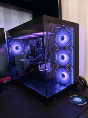 Kraftfull speldator  - Säljer en riktigt fin och kraftfull gamingdator som fungerar felfritt och är redo att användas direkt. Specifikationer: RTX 3080 KFA2 Intel i5-10400F 16 GB RAM 500 GB SSD (2x250 GB) 700W nätaggregat EK vattenkylning Datorn är i mycket fint skick och ser ännu bättre ut i verkligheten än på bilderna. All RGB går att kontrollera och justera efter eget tycke. Du är välkommen att komma och testa datorn innan köp.