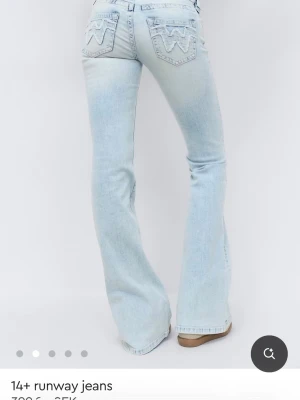 Ljusblå bootcut jeans från ginatricot - Säljer ett par ljusblå low waist bootcut jeans från Ginatricot. De är i storlek Xs 14+. Jeansen har utsvängda ben och normal passform i midjan