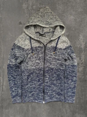 Stickad hoodie - En riktigt fet stickad zip-hoodie! Unik modell, och hoodien är i storlek S! Hoodien är i väldigt bra skick och den passar till allt! Kontakta gärna oss om du har frågor, dessutom kan priset diskuteras vid snabb affär! Mvh Saint;)