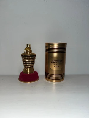 Jean Paul Gaultier le make elixir - Jean Paul Gaultier le Malé elixir 75 ml. Där det röda strecket är markerat är så mycket det finns kvar i flaskan. Hör av dig vid funderingar 🙃