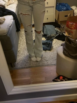 Ljusblå slitna bootcut jeans - Ljusblåa jeans med hål, jättesnygga med kommer tyvärr inte till användning💕💕