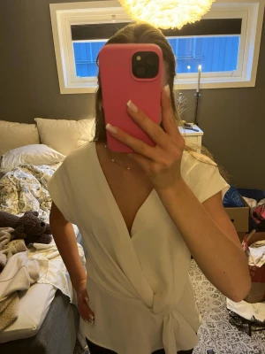 Vit blus  - Vit blus från Zara med v ringning, använd fåtal gånger💕storlek xs eller s