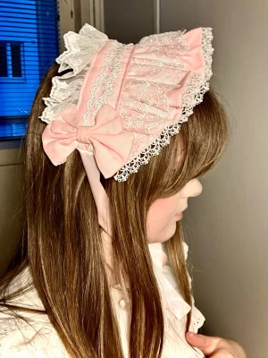 Lolita bonnet - Har slutat använda den så jag säljer den till någon som uppskattar den mer 🎀 Köpt på Lolitain 2022. Skulle säga att kvaliteten är ganska bra ändå. Finns någon fläck. Jag har aldrig försökt tvätta den men kommer nog göra det för att se om fläcken försvinner.
