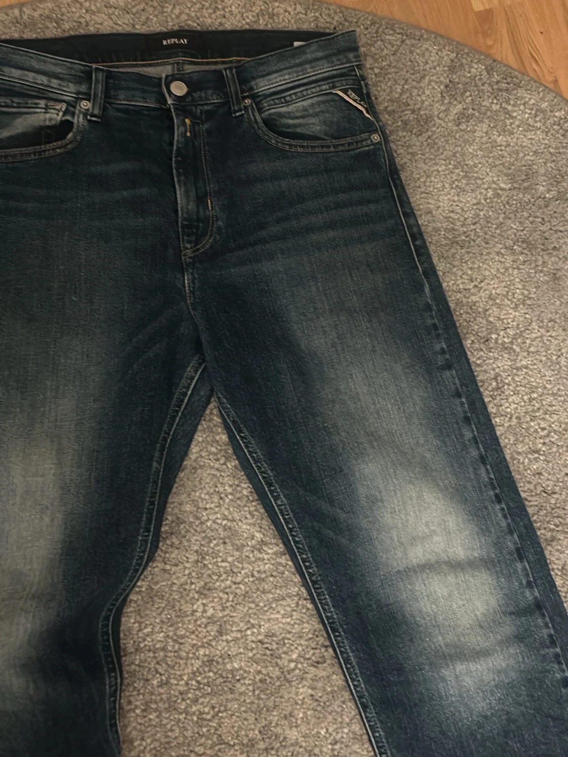 Mörkblå Replay jeans med tvättade detaljer - 1