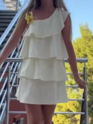 Gina tricot strl 146 - Gul volang klänning från Gina tricot Young storlek 146. Mycket bra skick bara använd 2 gånger. Pris kan diskuteras❣️💛