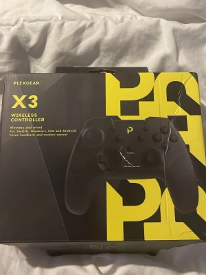 Plexgear X3 trådlös handkontroll till pc - Plexgear X3 trådlös och trådbunden handkontroll i svart med ergonomisk design. Kompatibel med Switch, Windows, iOS och Android. Utrustad med force feedback, rörelsesensor och turbo-funktion. Perfekt för gaming på flera plattformar.
