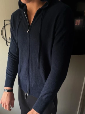 Soft Goat zip hoodie  - Zip från soft Goat, fint skick, tappat lappen på ena sidan men inget som stör helheten, storlek L/175, nypris 3495kr, 100% kashmir