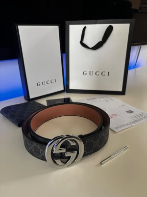 GG bälte - Helt ny gucci bälte. Allt på bilden följs med (Bilderna är mitt bälte, ni får en helt ny med plast runt osv) Endast 700kr. Allt är helt nytt och oanvänd. Hör av dej vid intresse 😉