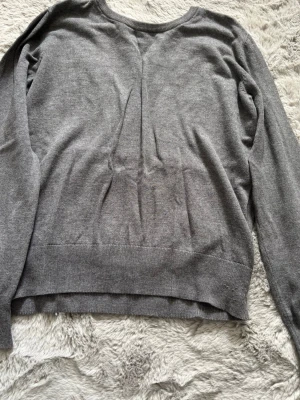 Grå basic stickad tröja - Stickad grå tröja från H&M och aldrig använd ❤️