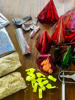 Stort partykit med hattar och tutor - Säljer ett komplett partykit med glansiga partyhattar i rött, grönt och orange, gula visselpipor, ballonger i silver och grått, konfettipåsar och folieinslagna partyartiklar. Perfekt för fest eller nyårsfirande med vänner!