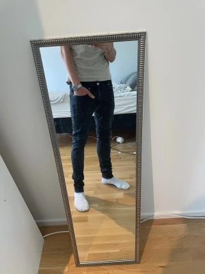 Svarta Calvin Klein Jeans  - Ett par svart Calvin Klein jeans, väldigt bra skick och väldigt stilrena. Pris kan diskuteras!