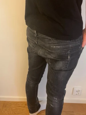 Dondup George Jeans - Hej säljer dessa riktigt feta dondup George jeansen för endast 1199kr! Nypris 2500kr+ skick (9,5/10) Slitningarna är gjorda i fabrik! Hör av dig vid minsta lilla fundering! Ha det gott✌️
