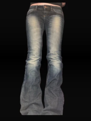 Y2k low waist bootcut jeans - Supersnygga bootcut jeans med låg midja. Väldigt bra skick och är i storlek 27/34. Dom är i en mörk blå färg.