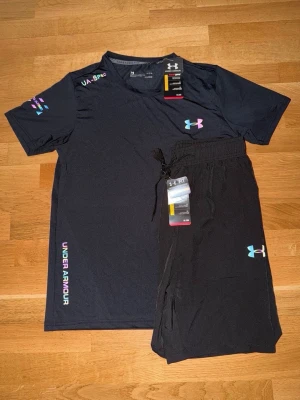 Under Armour träningssett // Alla storlekar från S - XL - Under Armour set i nyskick – t-shirt + shorts. Helt oanvänt med lappar kvar. Snygga detaljer och skönt material, perfekt för gym eller vardag. Säljs som set. Finns även i fler storlekar, det är bara att skriva vilken storlek man vill ha☺️