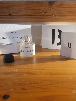 Byredo Bal d'Afrique Absolu - 50ml av lyxparfymen Bal D'afrique Absolu av Byredo! Kommer I allting det skickades i, Är bara 1 vecka gammal.  Funkar genuint för båda könen och passar i alla lägen!  Tyvärr tar jag bara mini-bud eftersom jag vill sälja för att ha råd med en annan I deras kollektion jag gillade mera, hoppas du förstår:)  Magnetiskt lock med premium kvalitet jämfört med deras EDP linje.  Skickar samma dag eller senast nästa dag!