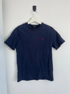 T-shirt Polo Ralph Lauren - Välanvänd, har ett litet hål på framsidan. 