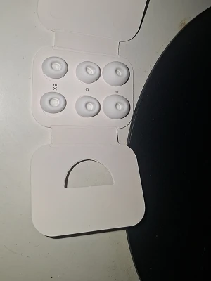 Vita silikontoppar till in-ear hörlurar - Säljer ett set med sex vita silikontoppar i storlekarna XS, S och L till in-ear hörlurar. Perfekt för dig som vill byta ut eller uppgradera dina öronkuddar för bättre passform och komfort. Kommer i originalförpackning.
