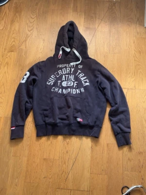 Superdry Hoodie - Säljer denna feta Superdry hoodien i storlek M. Tveka inte att ställa frågor!