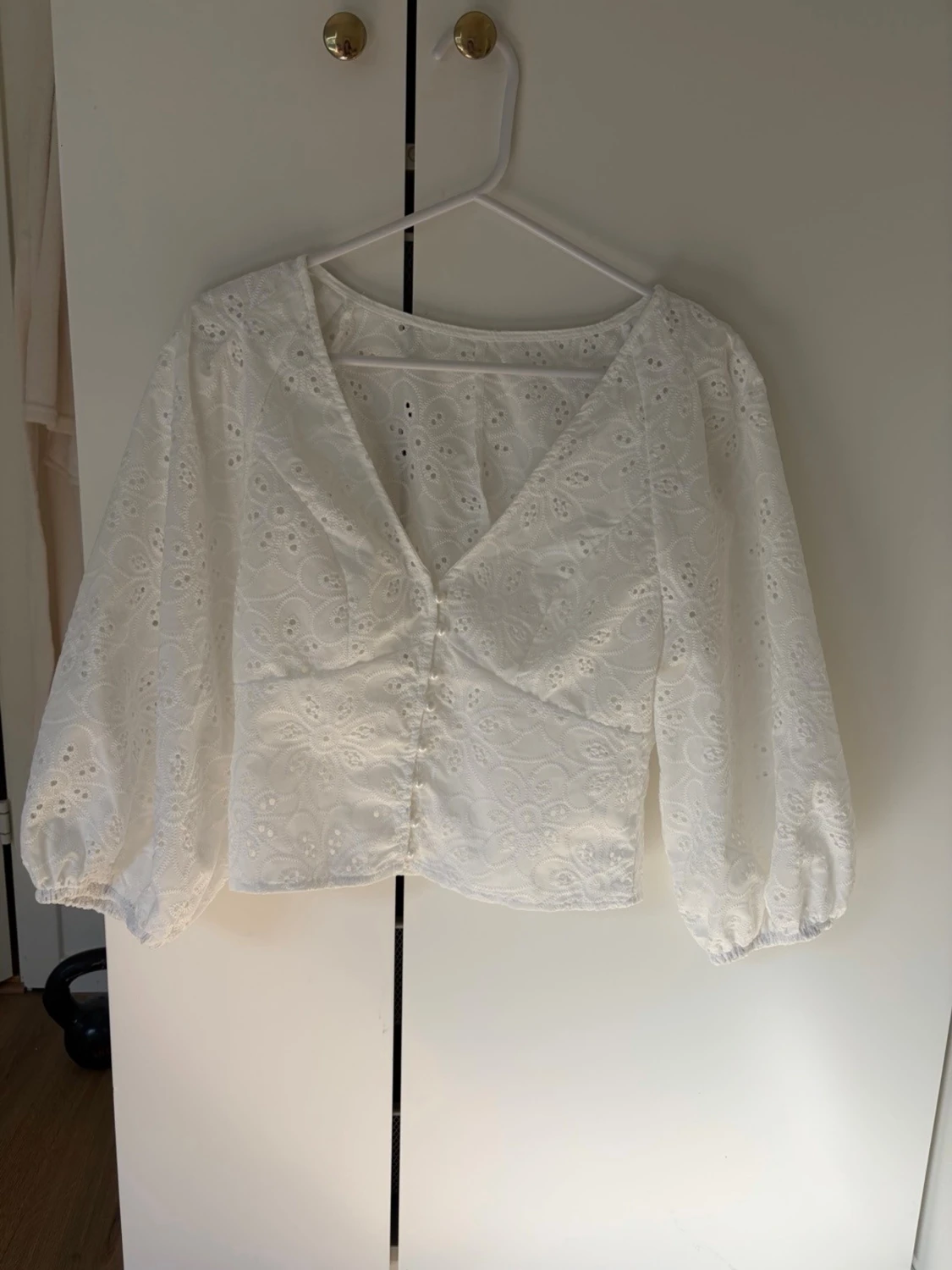 Vit blus med puffärm