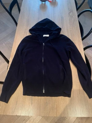 cashmire zip från sayless - säljer en mycket fin cashmire zip från sayless i en skön och klassisk mörkblå färg. tröjan är i mycket fint skick och är använd fåtal gånger. Storleken är S och passar dig runt 175-185. hör av er vid frågor och funderingar