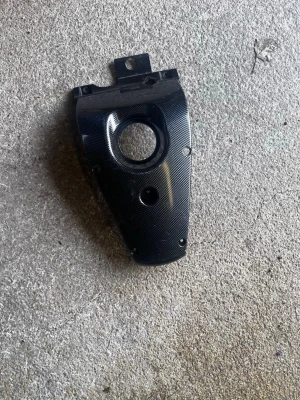 Svarta kåpor och delar till moped - Säljer ett kit med svarta plastkåpor, spegel, metallskydd och andra delar till moped. Kåporna är blanka och har olika former, några med ventilationshål och andra med monteringshål. Metallskydden är mönstrade och silvriga. Perfekt för dig som vill byta ut eller uppgradera din moppe.