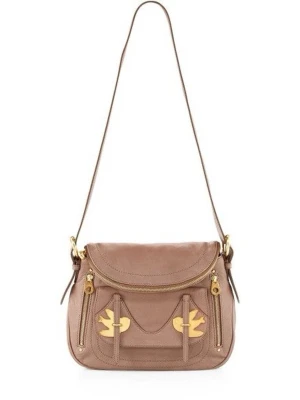 Marc Jacobs petal to the metal natasha - Snygg axelväska från Marc Jacobs i beige läder med guldfärgade detaljer och dekorativa fåglar framtill. Väskan har lock med dragkedja, två fickor framtill och justerbar axelrem. Perfekt för dig som gillar unika detaljer och stilren design. Nypris ca 3000kr