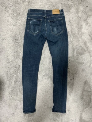 Mörkblå Tiger of Sweden Slim fit Jeans  - Riktigt goa Mörkblå Tiger of Sweden slim fit jeans i modellen evolve, schyssta fades på bakfickorna. Storlek 31/34, passar ca 30/32. Hör av er vid frågor/funderingar! 👍
