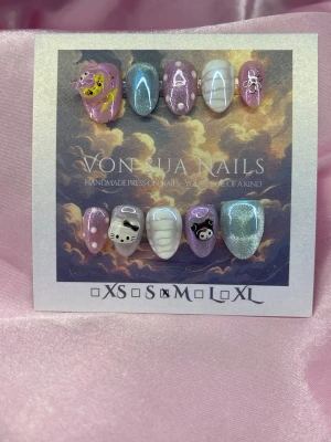 PastellMix (M);Extra Short Almond - Handgjorda press-on naglar i pastellfärger med motiv av söta figurer, glitter och 3D-detaljer. Färgerna är lila, silver, vitt och rosa med inslag av tecknade karaktärer och pärlor. Naglarna har en blandning av glansiga och skimrande ytor och en extra krot mandel form.M: 16 mm, 12 mm, 12,5 mm, 11,5 mm, 10 mm