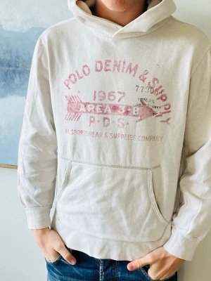 Ralph Lauren hoodie  - Riktigt snygg Ralph Laurent hoodie! Modellen på bilden är 190 och väger 85. Vid köp av fler erbjuder jag alltid rabatt😊