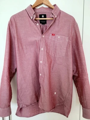 Skjorta från G-Star RAW stl. L - Snygg skjorta i blandning av roströd och rosa nyans från G-Star RAW. Normal i storleken.