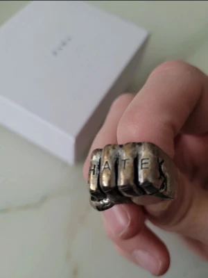 Silverfärgad ring med HATE-text - Fräck ring i silverfärgad metall med en rå, industriell känsla och passar dig som gillar statement-smycken med attityd.