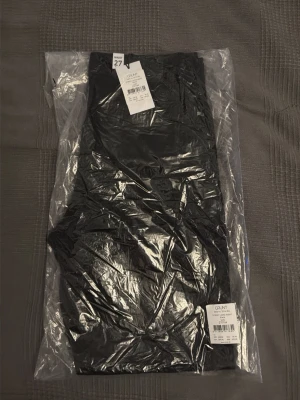 Svarta loose fit jeans från Grunt - Snygga svarta jeans från Grunt i modellen Street Loose Night. De har en loose fit-passform som ger en avslappnad och trendig look. Materialet är mjukt och bekvämt.