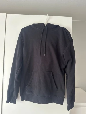 Hoodie  - Svart hoodie som är använd 