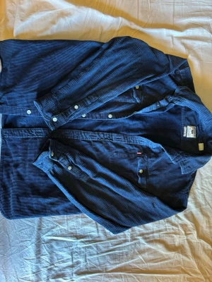 Blå manchesterskjorta från levis - Snygg blå långärmad skjorta i manchester från Levis. Skjortan har klassisk krage, knäppning framtill och diskret logga på bröstet. Perfekt för dig som gillar en stilren och avslappnad look.